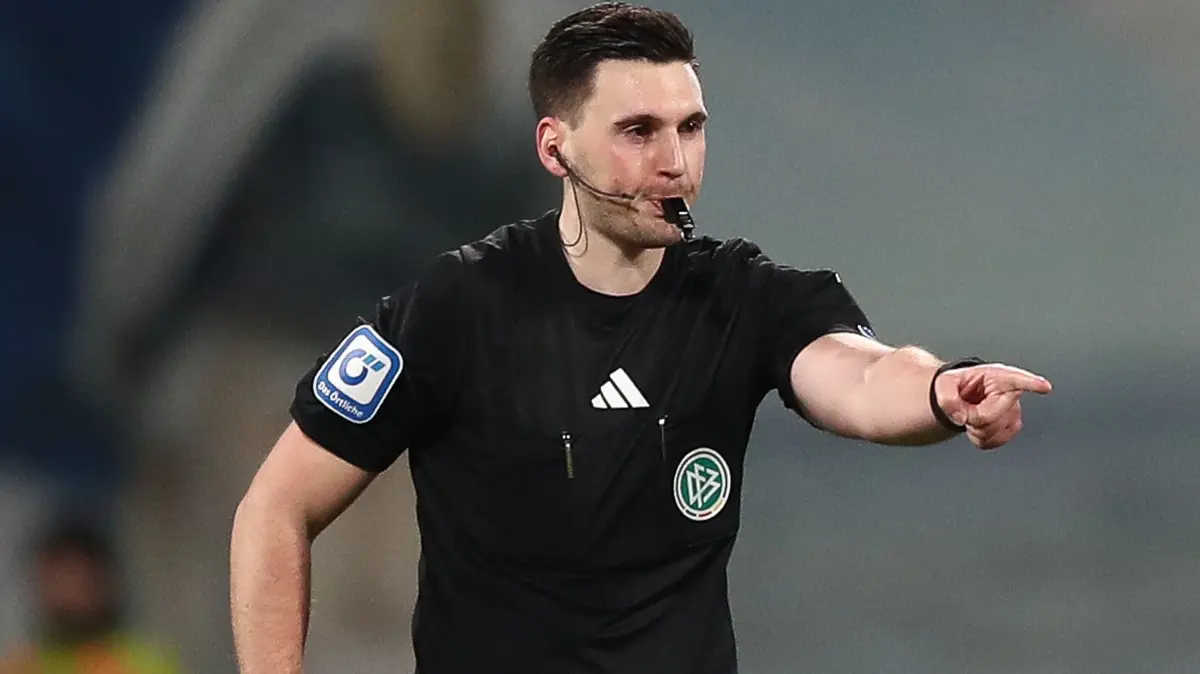 Fussball 3. Liga, FC Hansa Rostock - Hannover 96 II: 22.12.2024, xtgx, Fussball 3. Liga, FC Hansa Rostock - Hannover 96 II, v.l. Schiedsrichter, Schiri, referee Justin Hasmann (DFL/DFB REGULATIONS PROHIBIT ANY USE OF PHOTOGRAPHS as IMAGE SEQUENCES and/or QUASI-VIDEO) Foto: Michael Taeger/Jan Huebner