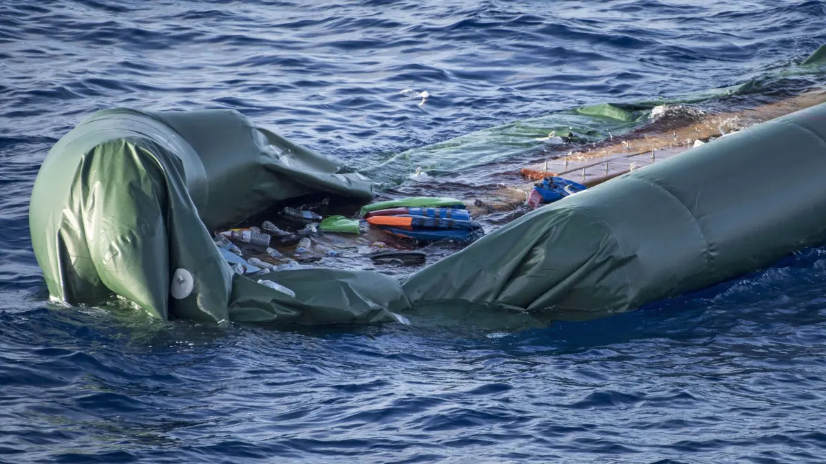 Das vergessene Sterben im Mittelmeer: Ueberreste eines gruenen Schlauchbootes treibt im Meer in der Naehe der italienischen Insel Lampedusa (Foto vom 21.08.2024). Auch 2024 ist das Mittelmeer eine toedliche Grenze geblieben. Waehrend private Rettungsorganisationen unermuedlich helfen, setzen politische Blockaden weiterhin das Leben von Gefluechteten aufs Spiel. (Siehe epd-Bericht vom 27.12.2024) *** Local Caption *** 00439226