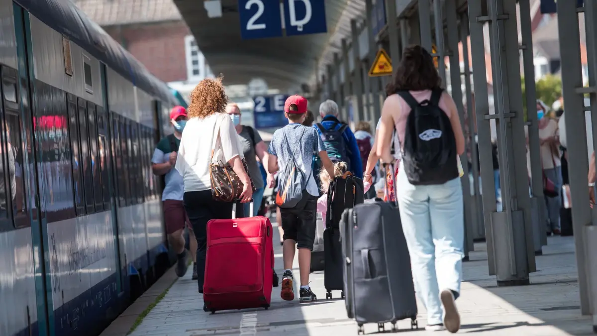 Reisen mit Regios: So klappt die Urlaubsfahrt mit 9-Euro-Ticket: ARCHIV - 19.06.2021, Schleswig-Holstein, Insel Sylt: Wiederholung vom 26.5.2022 - Zum Themendienst-Bericht vom 24. Juni 2022: Pro Fahrgast ein größeres Gepäckstück, so schreibt es zumindest die Bahn vor. (zu dpa: «Punks und Bahnchaos: Verliert Sylts Image seinen Glanz?») Foto: Daniel Bockwoldt/dpa/dpa-tmn +++ dpa-Bildfunk +++