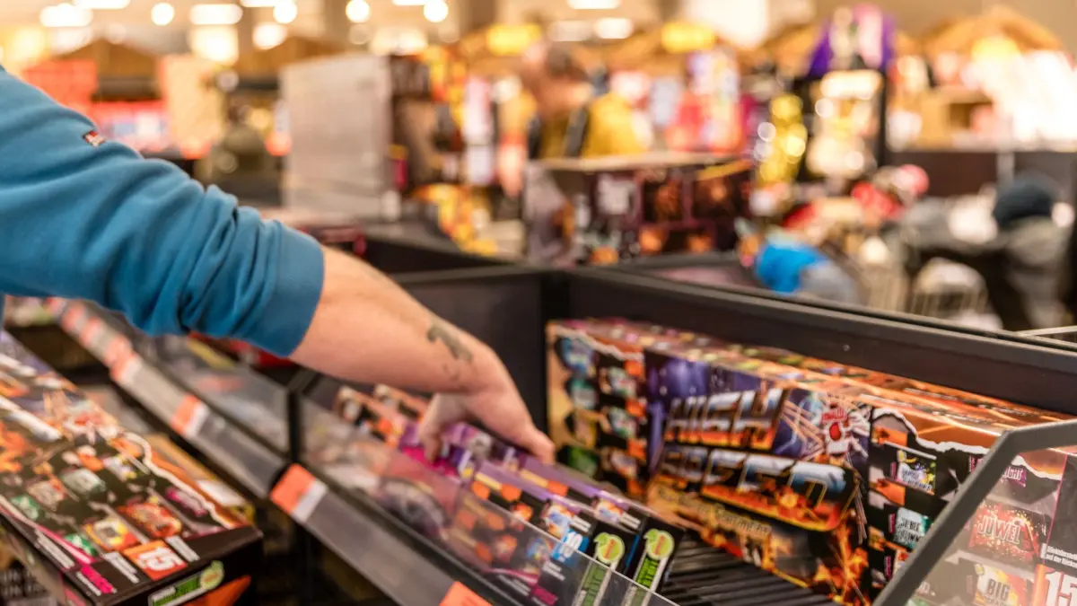 Silvester-Feuerwerk: ARCHIV - 28.12.2023, Brandenburg, Cottbus: Ein Kunde eines Supermarktes nimmt Feuerwerk aus einem Regal. Am heutigen Tag beginnt der Verkauf von Silvesterfeuerwerk. (zu dpa: «Handel beginnt mit dem Verkauf von Böllern und Raketen») Foto: Frank Hammerschmidt/dpa +++ dpa-Bildfunk +++