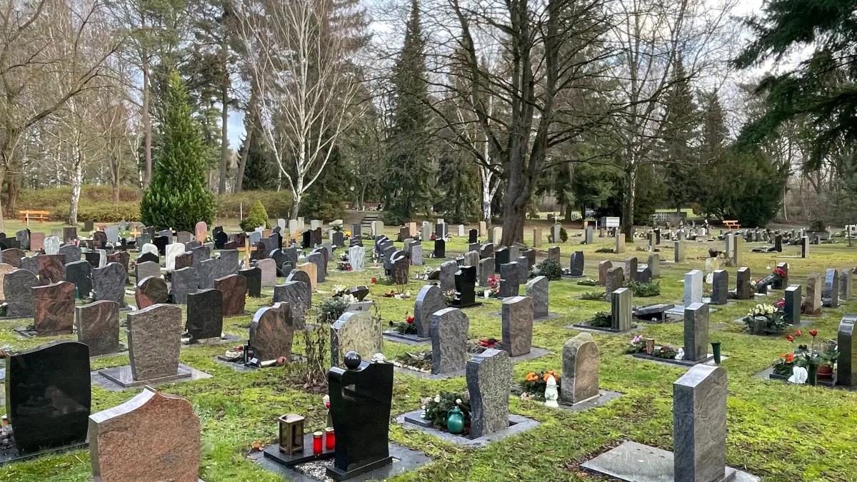 Die Friedhöfe in Eisenhüttenstadt verursachen zu viele Kosten. Muss der Inselfriedhof verkleinert werden?