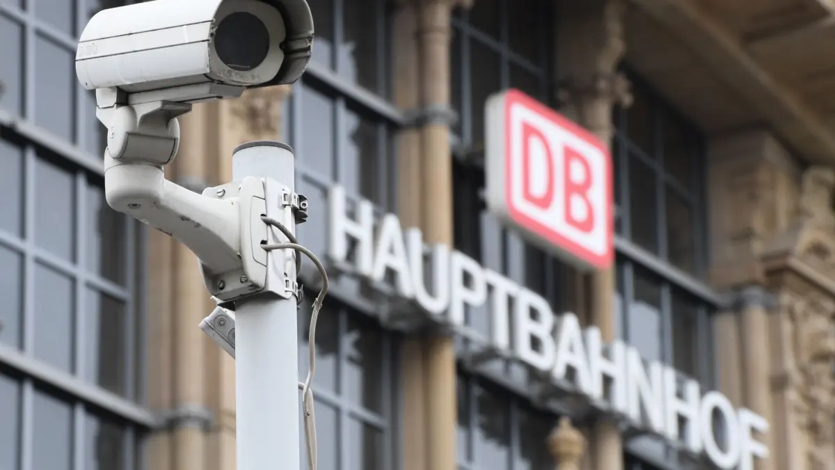 Videoüberwachung: ARCHIV - 25.04.2016, Hessen, Frankfurt/Main: Eine Überwachungskamera steht vor dem Hauptbahnhof in Frankfurt am Main (Hessen). (zu dpa: «Bahn: Moderne Videotechnik an allen großen Bahnhöfen») Foto: Arne Dedert/dpa +++ dpa-Bildfunk +++