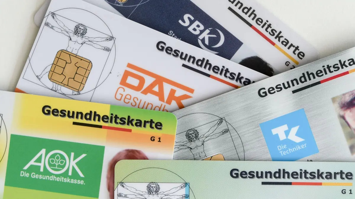 Gesundheitskarten verschiedener Krankenkassen auf einem Tisch: ARCHIV - 17.04.2018, Berlin: Jede Krankenversicherung stellt für die elektronische Patientenakte eine eigene ePA-App zur Verfügung. (zu dpa: «Krankenkassen-Verband kündigt weitere Beitragserhöhungen an») Foto: Jens Kalaene/dpa +++ dpa-Bildfunk +++