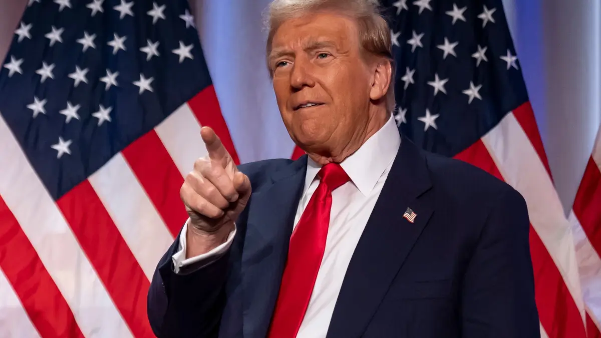 „Schöne“ Zölle: Was Trumps Pläne für Deutschland bedeuten: ARCHIV - 13.11.2024, USA, Washington: Donald Trump, designierter Präsident der USA, kommt zu einem Treffen mit dem Kongresskomitee der Republikaner. (zu: «Schöne» Zölle: Was Trumps Pläne für Deutschland bedeuten) (zu dpa: ««Schöne» Zölle: Was Trumps Pläne für Deutschland bedeuten») Foto: Alex Brandon/AP/dpa +++ dpa-Bildfunk +++