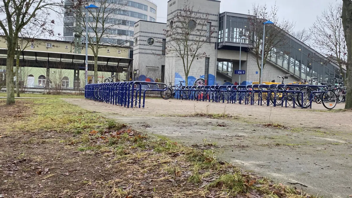 Noch eine Brache mit einigen Fahrradständern: Hier auf der Nordseite des Bahnhofs von Fürstenwalde soll ein Fahrradparkhaus entstehen.
