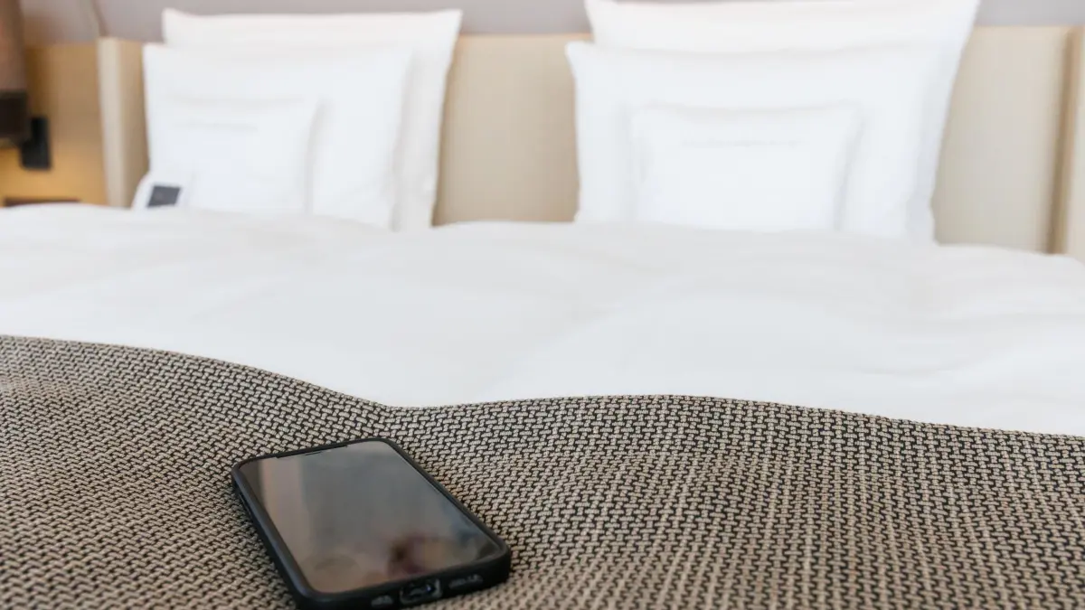 Digitalisierung im Tourismus: ARCHIV - 08.06.2022, Baden-Württemberg, Donaueschingen: Ein Smartphone liegt am Fußende eines Betts in einem Hotelzimmer. (zu dpa: ««Man muss seinen Betrieb online buchbar machen»») Foto: Philipp von Ditfurth/dpa +++ dpa-Bildfunk +++