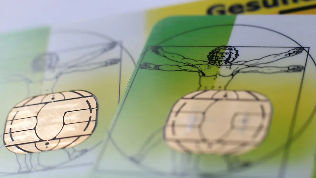Viele gesetzlich Krankenversicherte zahlen jetzt spürbar drauf.: ILLUSTRATION - 03.11.2019, Bayern, Kempten: Zwei elektronische Versichertenkarten der Allgemeinen Ortskrankenkassen (AOK) liegen auf einem Tisch. (zu dpa: «82 von 94 Krankenkassen erhöhen Beitrag – Belastung wächst») Foto: Karl-Josef Hildenbrand/dpa +++ dpa-Bildfunk +++