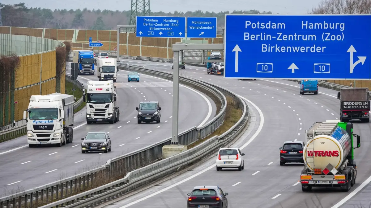 Autobahn A10: ARCHIV - 31.01.2023, Brandenburg, Mühlenbeck: Autos und Lastwagen fahren auf der fertig sanierten und ausgebauten Autobahn A 10 in Richtung Hamburg, Potsdam, Berlin-Zentrum und Birkenwerder. Die Bundesautobahn verläuft rund um Berlin und hat deshalb die Bezeichnung Berliner Ring. (zu dpa: «Tempolimit auf Berliner Ring: Aktivisten entfernen Schilder») Foto: Soeren Stache/dpa +++ dpa-Bildfunk +++