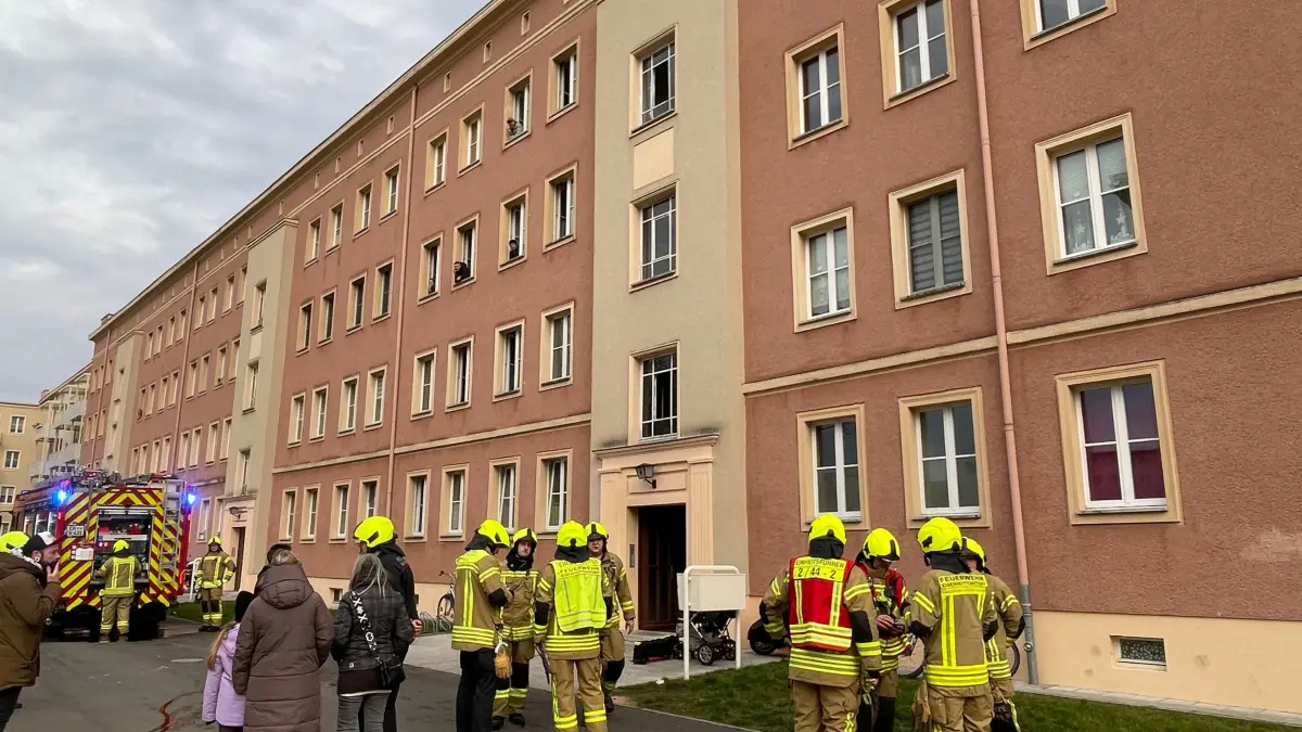 Ein Großaufgebot der Feuerwehr war bei einem Brand in einem Mehrfamilienhaus in Eisenhüttenstadt im Einsatz.