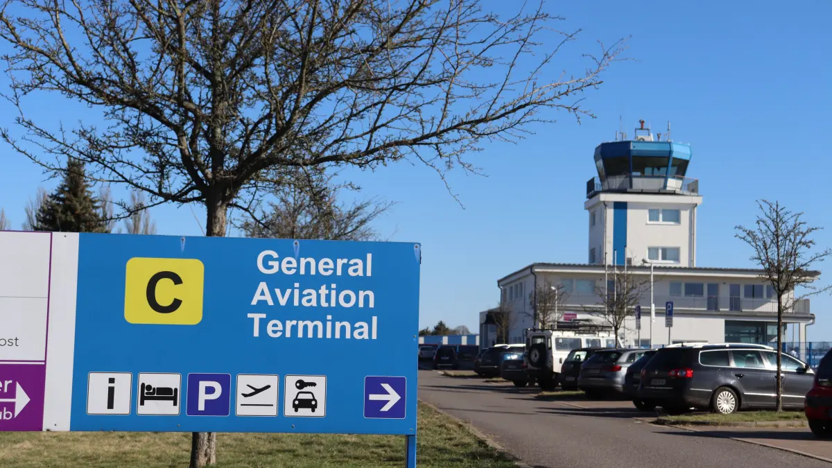 Der Flugplatz Strausberg: Laut Selbstbeschreibung zählt er zu den wichtigsten Flugplätzen in Ostbrandenburg und der Region Berlin. Das gefällt nicht allen.
