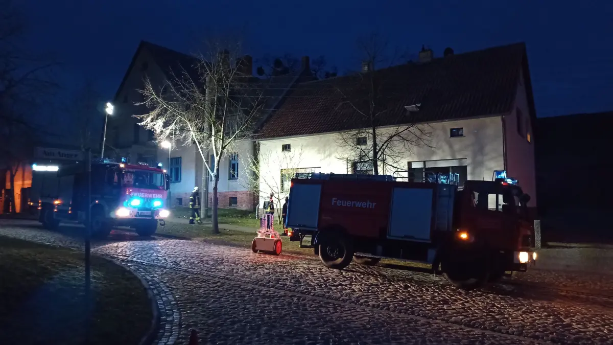 Einsatz in Groß Ziethen: Die Feuerwehr war am Neujahrstag wegen eines Wohnungsbrandes ausgerückt, den ein in Flammen stehender Weihnachtsbaum ausgelöst hatte.