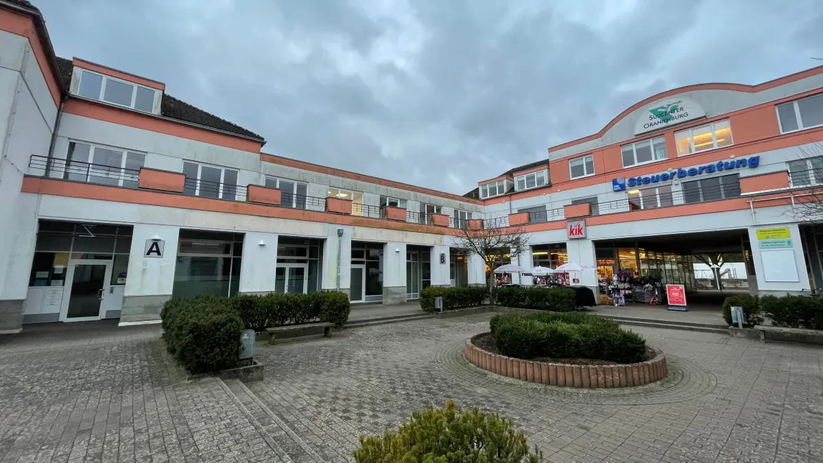 Einkaufszentrum Südcenter in Oranienburg an der Berliner Straße, Einkaufen, viel Leerstand bis auf Ankermieter Edeka, DM und Kik sowie Sparkasse und Apotheke