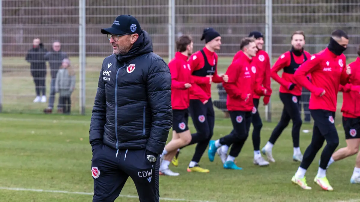 3. Bundesliga Saison 2024/25 Trainingsstart Energie Cottbus: 3. Bundesliga Saison 2024/25 Trainingsstart Energie Cottbus: Cheftrainer Claus-Dieter Wollitz steht beim Trainingsauftakt auf dem Platz.