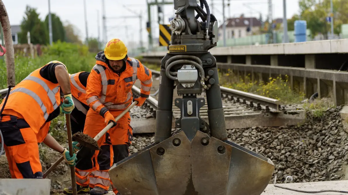 ARCHIV - 24.10.2024, Hessen, Gernsheim: Gleisarbeiten werden auf der Riedbahnbaustelle am Bahnhof Gernsheim ausgeführt. Die Deutsche Bahn führt auf der sogenannten Riedbahn zwischen Frankfurt/Main und Mannheim eine Generalsanierung durch. Wenn alle Elektronischen Stellwerke (ESTW) angeschlossen sind sollen sich Weichen und Signale ab Mitte Dezember verlässlich per Mausklick bedienen lassen. (zu dpa: «Gut jeder dritte Fernzug der Deutschen Bahn 2024 verspätet») Foto: Andreas Arnold/dpa +++ dpa-Bildfunk +++