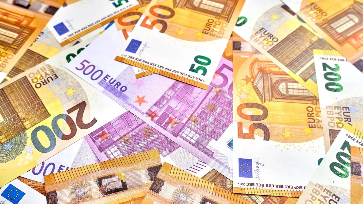 Germany - June 17, 2024: Various banknotes spread out in a pile. 50 Euro, 200 â and 500 Euro bills, symbolizing a lot of money. *** Verschiedene Geldscheine, bzw. Banknoten auf einem Haufen ausgebreitet. 50 Euro, 200 â und 500 Euro Scheine, symbolisiert viel Geld.