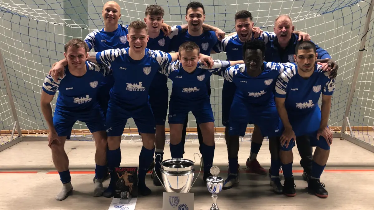 Blau-Weiß Petershagen-Eggersdorf hat den 20. Giebelsee-Cup gewonnen. Die Mannschaft aus der Fußball-Brandenburgliga besiegte im Finale den Liga-Konkurrenten Germania Schöneiche.