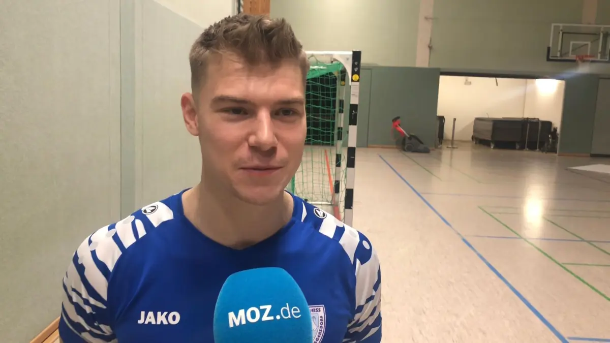Tom Worm von Blau-Weiß Petershagen-Eggersdorf spricht nach dem Sieg beim Hallenfußball-Turnier um den 20. Giebelsee-Cup am MOZ-Mikrofon.