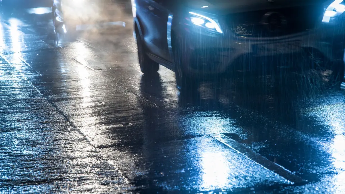 Autos fahren bei gefrierenden Regen über eine Straße: ARCHIV - Gefährlich: Durch überfrierende Nässe oder gefrierenden Regen kann Glatteis entstehen. (zu dpa: «So reagieren Sie auf gefährliches Blitzeis») Foto: Christophe Gateau/dpa/dpa-mag - Honorarfrei nur für Bezieher des Dienstes dpa-Magazin +++ dpa-Magazin +++