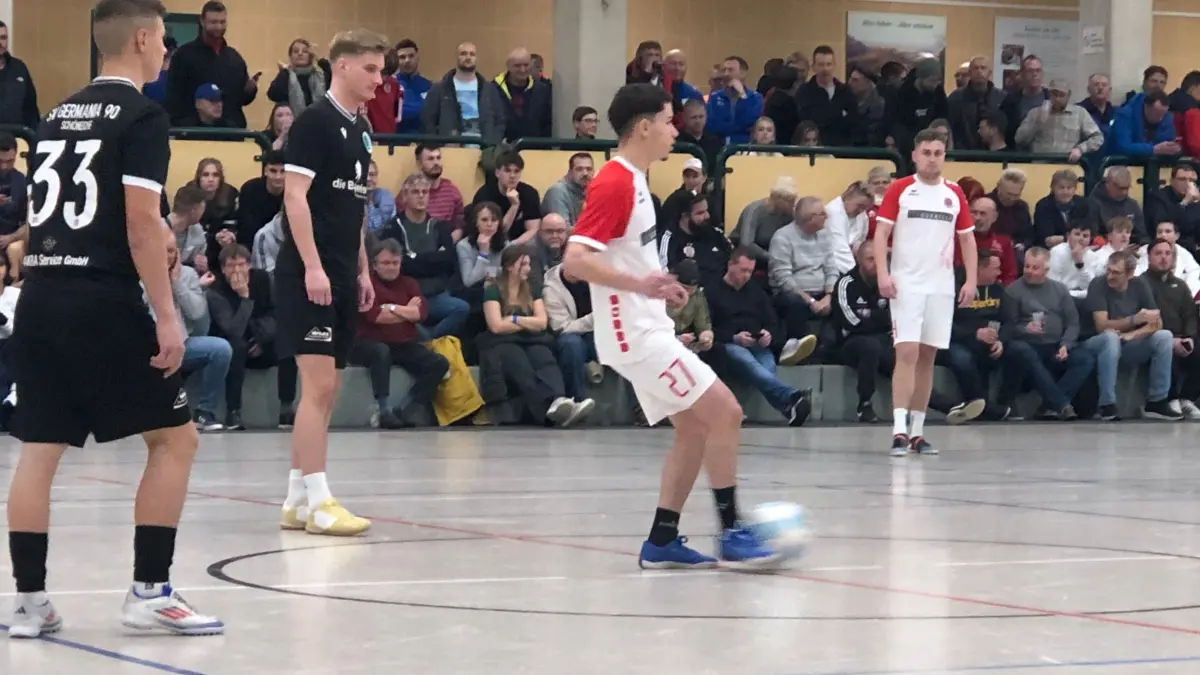 Gabriel Escobar (Mitte) spielt erst seit Januar 2025 für die SG Phönix Wildau. Beim Hallenfußball-Turnier um den Giebelsee-Cup zeigte er unter anderem im Halbfinale gegen Germania Schöneiche sein Können.