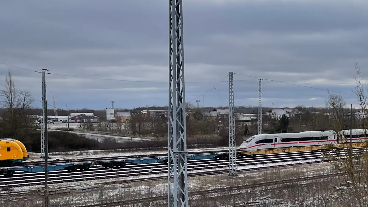 Links der Zug des RE1 der Odeg, rechts der ICE: In Eisenhüttenstadt fahren jetzt auch ICE, wenn auch selten.
