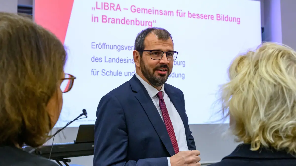 Landesinstitut Brandenburg für Schule und Lehrkräftebildung: 06.01.2025, Brandenburg, Ludwigsfelde: Steffen Freiberg (SPD), Minister für Bildung, Jugend und Sport in Brandenburg, nimmt an der Eröffnung vom Landesinstitut Brandenburg für Schule und Lehrkräftebildung (LIBRA) teil. Aus-, Fort- und Weiterbildung, Qualitätssicherung und digital gestützter Unterricht aus einer Hand: Das Landesinstitut Brandenburg für Schule und Lehrkräftebildung (LIBRA) hat offiziell seine Arbeit aufgenommen. Es hält für Lehrkräfte in Brandenburg das Komplettangebot für ihre beruflichen Bedürfnisse bereit und wird den Schulen bei den Herausforderungen für guten Unterricht in Brandenburg eng zur Seite stehen. Foto: Patrick Pleul/dpa +++ dpa-Bildfunk +++