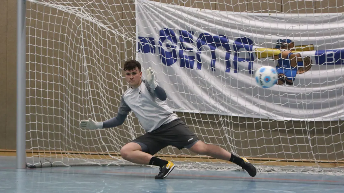 Hallenfußball, Kandidat Sportler der Woche, Torwart, Keeper Ben Heinz Sawatzki vom Allstar Team Oberhavel/Barnim, er gehört zum Löwenberger SV (Kreisoberliga), als Junior für FC Energie und Frankfurt zwischen den Pfosten