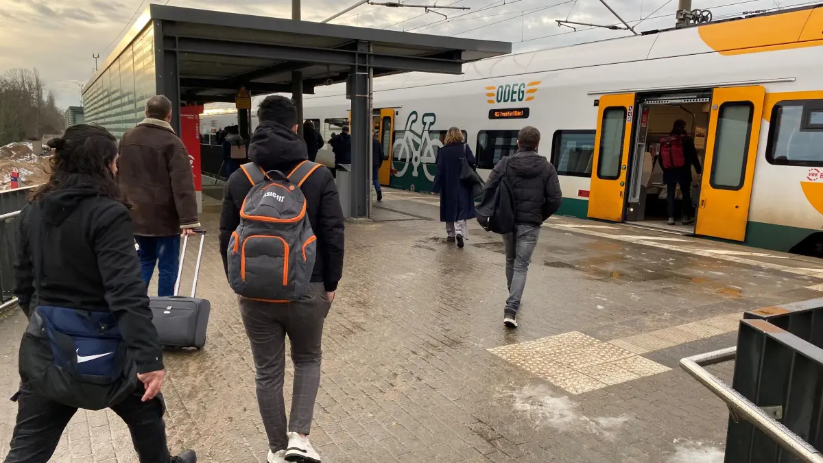 Pendler-Los: Umsteigen in Erkner wegen der Sperrung nach Ostkreuz. Nächste Woche kommt noch eine Sperrung in die andere Richtung dazu.