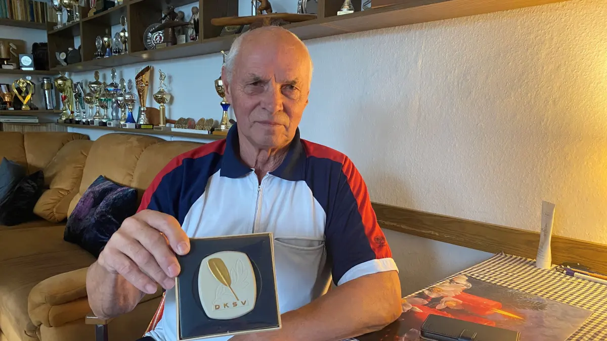 Wird am 10. Januar 80: der Eisenhüttenstädter Kanutrainer Lothar Klotz. Neben den höchsten Ehrungen des Deutschen Kanuverbandes mit der Ehrennadel und dem Ehrenbrief hat er mit dem Goldenen Paddel (Foto) auch die höchste Auszeichnung des Kanuverbandes der DDR erhalten.
