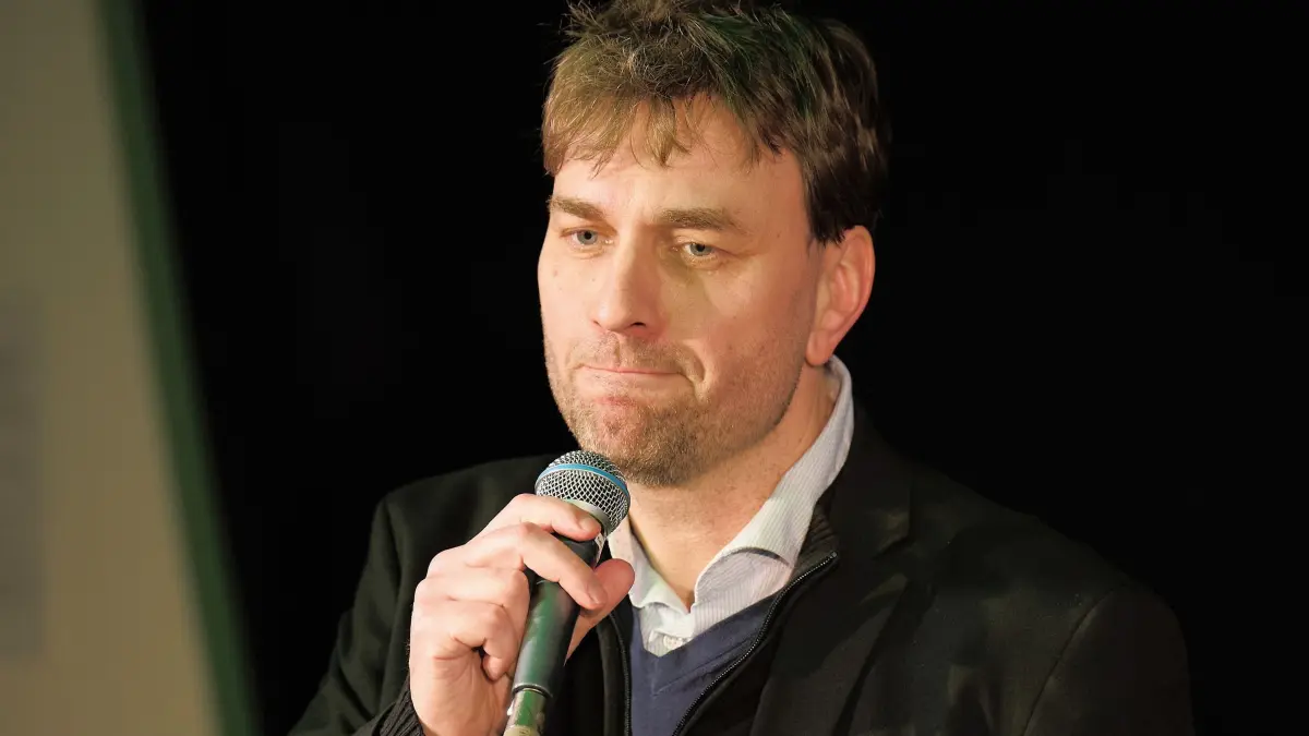 Neue Entscheidung über die Direktkandidatur im Wahlkreis Pankow: 08.01.2025, Berlin: Der Bundestagsabgeordnete Stefan Gelbhaar (Bündnis 90/Die Grünen) reagiert auf seine ausgebliebene Wiederwahl als Direktkandidat für den Wahlkreis Berlin-Pankow zur kommenden Bundestagswahl. Bei einer Versammlung am Abend beschlossen die Grünen statt Gelbhaar die Landesabgeordnete Julia Schneider ins Rennen zu schicken. Foto: Annette Riedl/dpa +++ dpa-Bildfunk +++