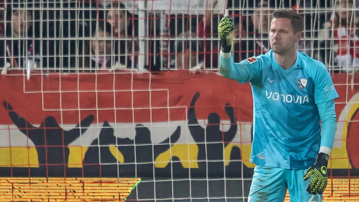 1. FC Union Berlin - VfL Bochum: ARCHIV - 14.12.2024, Berlin: Fußball: Bundesliga, 1. FC Union Berlin - VfL Bochum, 14. Spieltag, An der Alten Försterei. Bochums Torwart Patrick Drewes zeigt einen Gegenstand, mit dem er am Kopf getroffen wurde. (zu dpa: «Feuerzeug-Eklat: Union-Kapitän fände Unentschieden gerecht») Foto: Andreas Gora/dpa +++ dpa-Bildfunk +++