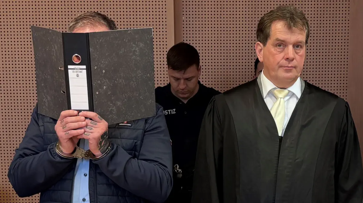 Der Angeklagte René R. und sein Anwalt Jens Mader in Saal 007 am Landgericht Frankfurt (Oder)