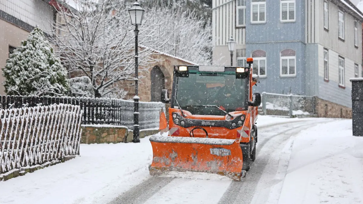 Winter im Harz: 09.01.2025, Sachsen-Anhalt, Wernigerode: Ein Einsatzfahrzeug des Winterdienstes der Stadt Wernigerode räumt die schneebedeckten Straßen in Wernigerode frei. In der Nacht zum Donnerstag sorgten Schneefalle für glatte Straßen und Wege. Foto: Matthias Bein/dpa +++ dpa-Bildfunk +++