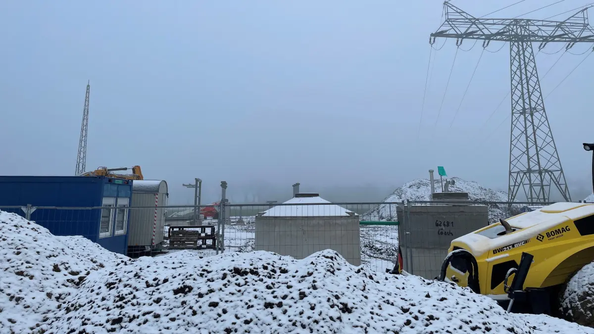 Umspannwerk für die Einspeisung von alternativer Eneregie: An der B167 baut die Zwickauer Firma Omexon Ebehako im Auftrag der E.dis diese Anlage im Oderland.