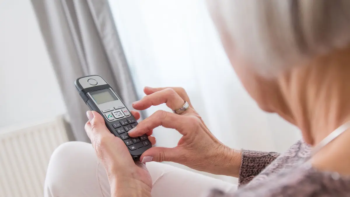 ILLUSTRATION - Zum Themendienst-Bericht vom 11. Januar 2022: Derzeit versuchen Betrüger vor allem am Telefon, an sensible Daten von Rentnerinnen und Rentnern zu kommen. Foto: Christin Klose/dpa-tmn - Honorarfrei nur für Bezieher des dpa-Themendienstes +++ dpa-Themendienst +++