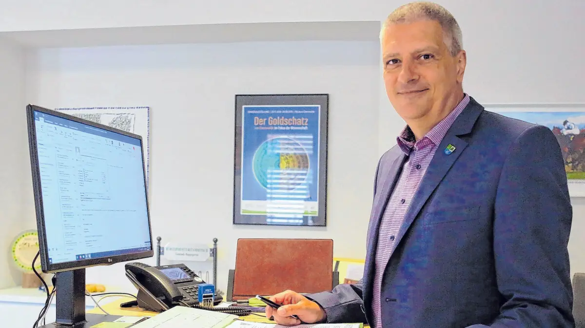 (ohne Überschrift): April 2020 / Hoppegartenes Bürgermeister Sven Siebert an seinem Schreibtisch