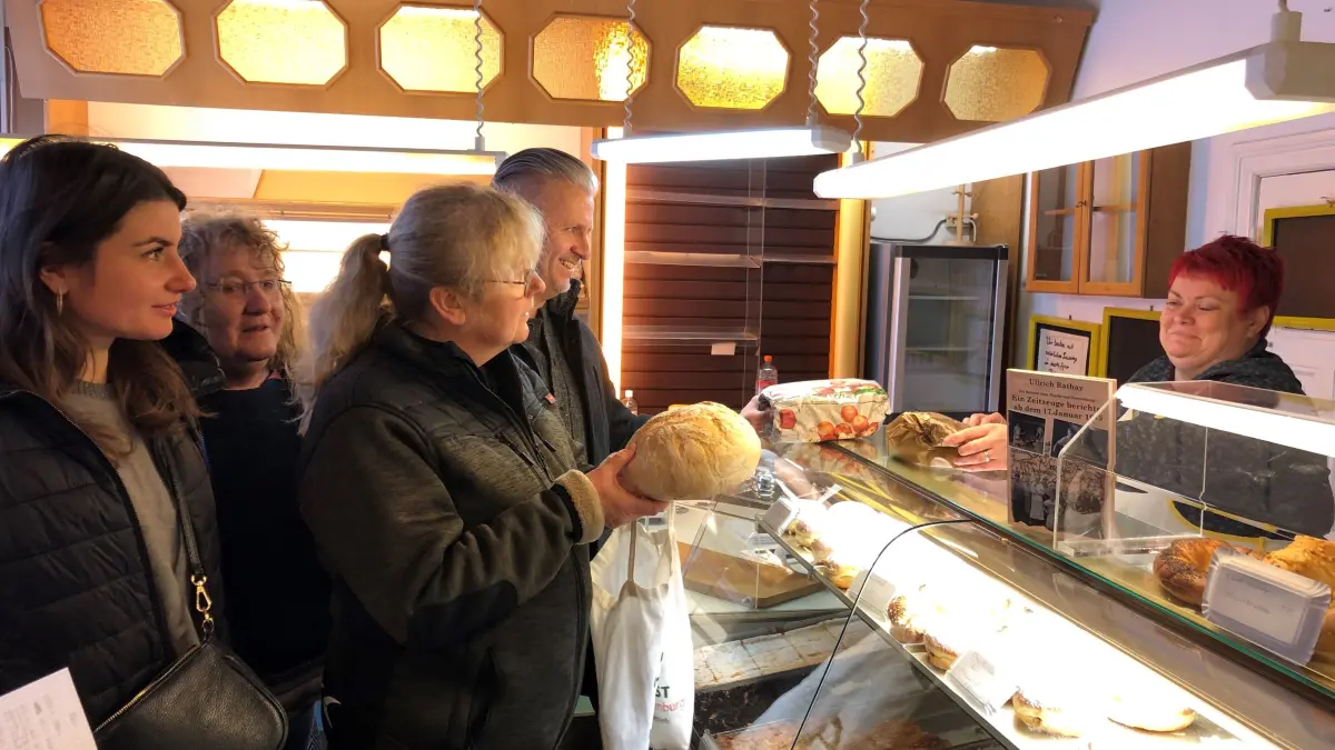 Unter den ersten Kunden in der neuen Bäckerei in Klosterfelde waren auch Ortsbeiratsmitglied Birgit Großmann (3.v.l.) und Ortsvorsteher Rico Brauer. Sie wurden von Verkäuferin Manuela Schönfelder bedient.