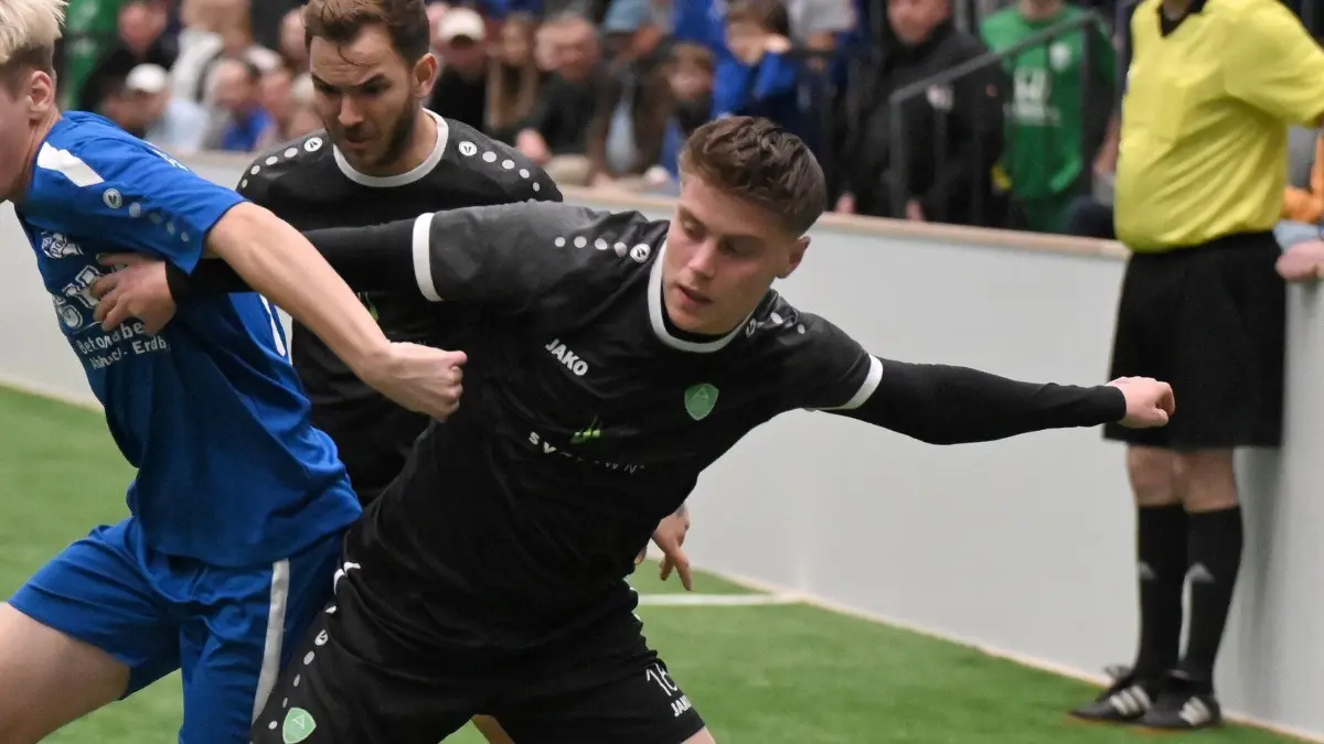 Fussball : Hallenfussball in Bernau S-Arena, NIEDERBARNIM MASTERS, POKAL DES BÜRGERMEISTERS DER STADT BERNAU, der Basdorfer Taras Provalskyi vor dem Ahrensfelder Nick Graupner und Tilo Scheffler
FOTO BENK 10.01.2025