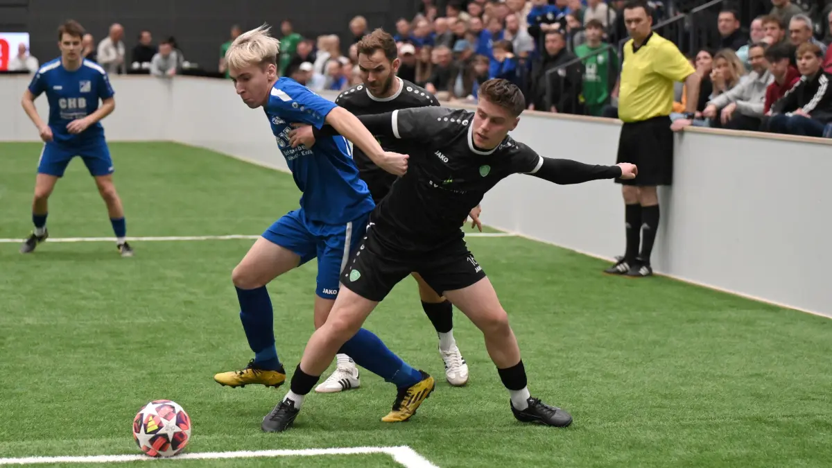 Fussball : Hallenfussball in Bernau S-Arena, NIEDERBARNIM MASTERS, POKAL DES BÜRGERMEISTERS DER STADT BERNAU, der Basdorfer Taras Provalskyi vor dem Ahrensfelder Nick Graupner und Tilo Scheffler
FOTO BENK 10.01.2025
