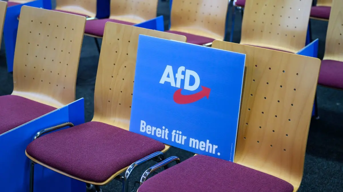AfD: ARCHIV - 23.11.2024, Brandenburg, Prenzlau: Leere Plätze auf dem Landesparteitag der AfD Brandenburg. (zu dpa: «Proteste zum AfD-Parteitag in Riesa gestartet») Foto: Patrick Pleul/dpa +++ dpa-Bildfunk +++