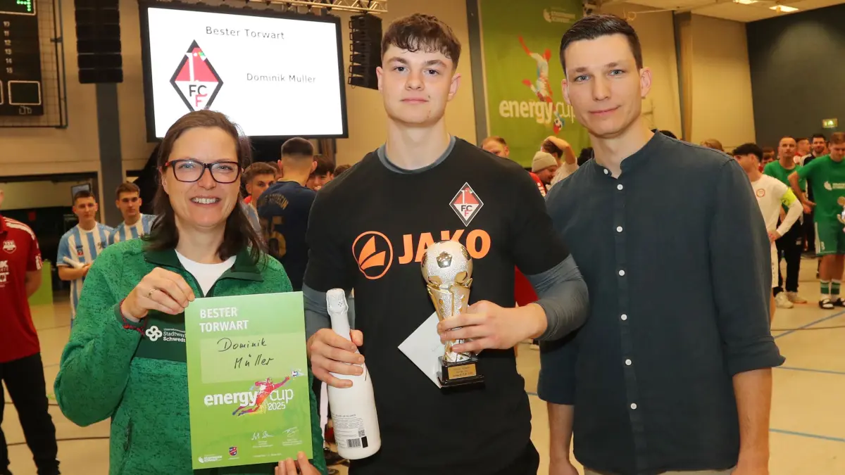 23. energy-cup des FC Schwedt : Schwedt, 11.01.2025, 23. energy-cup des FC Schwedt, Dominik Müller vom 1. FC Frankfurt wurde bester Torhüter des Turniers