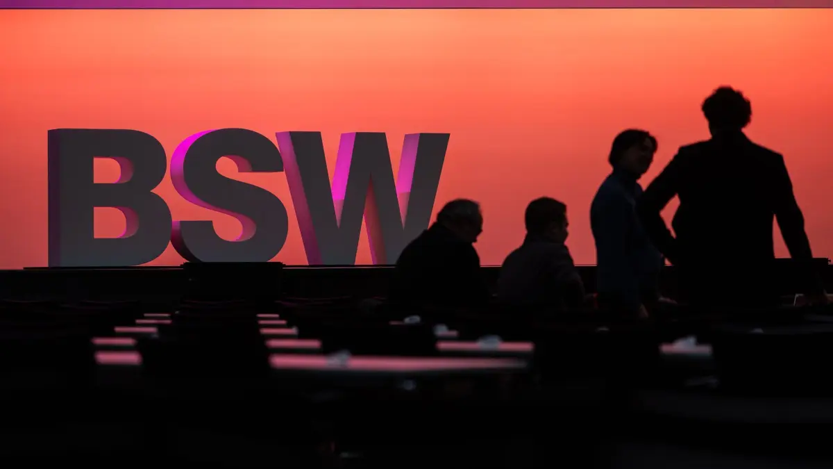 Bundesparteitag BSW: 12.01.2025, Nordrhein-Westfalen, Bonn: Teilnehmer stehen vor einem BSW Schriftzug. Auf dem Parteitag will das BSW unter anderem das Wahlprogramm beschließen. Foto: Hannes P. Albert/dpa +++ dpa-Bildfunk +++