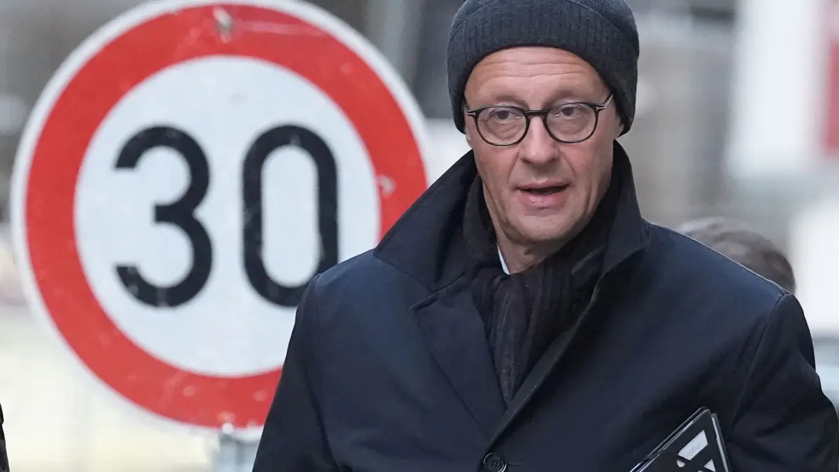 Winterklausur des CDU-Bundesvorstands: 11.01.2025, Hamburg: Friedrich Merz, Kanzlerkandidat und Parteivorsitzender der CDU, kommt am zweiten Tag zur Winterklausur des CDU-Bundesvorstands im Design Offices Hamburg Hammerbrook. Ein Schwerpunkt des zweitägigen Treffens ist die Wirtschaftspolitik, die Unions-Kanzlerkandidat Merz zu einem wichtigen Wahlkampfthema macht. Dazu hat die CDU-Führung ein Papier für eine «Agenda 2030» beschlossen, die etwa auf eine Steuerreform, einen flexibleren Arbeitsmarkt und niedrigere Energiepreise zielt. Am 23. Februar wird ein neuer Bundestag gewählt. (zu dpa: «Merz setzt auf rasche Stimmungswende bei Wahlsieg der Union») Foto: Marcus Brandt/dpa +++ dpa-Bildfunk +++
