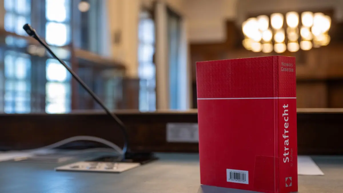 Justiz: ARCHIV - 27.03.2024, Berlin: Das Gesetzbuch "Strafrecht" steht auf einem Tisch in einem Verhandlungssaal im Kriminalgericht Moabit. (zu dpa: «Steuerbetrug in Millionenhöhe: Drei Männer vor Gericht») Foto: Monika Skolimowska/dpa +++ dpa-Bildfunk +++
