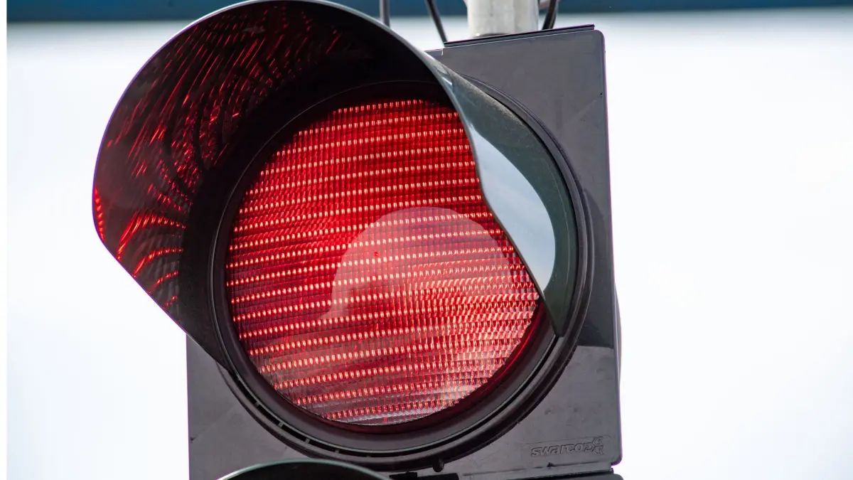 PRODUKTION - 05.05.2023, Mecklenburg-Vorpommern, Wolgast: Blick auf die Baustelle auf der Peenebrücke. Durch eine ignorierte rote Ampel kam es in Stuttgart zu einem Unfall mit einer schwerverletzten Person. (zu dpa: «Alkoholisierte Autofahrerin missachtet rote Ampel - drei Verletzte») Foto: Stefan Sauer/dpa +++ dpa-Bildfunk +++