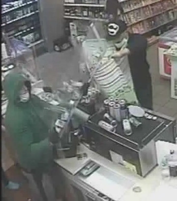 Stammkunde überfällt Tankstelle und gesteht – das Urteil