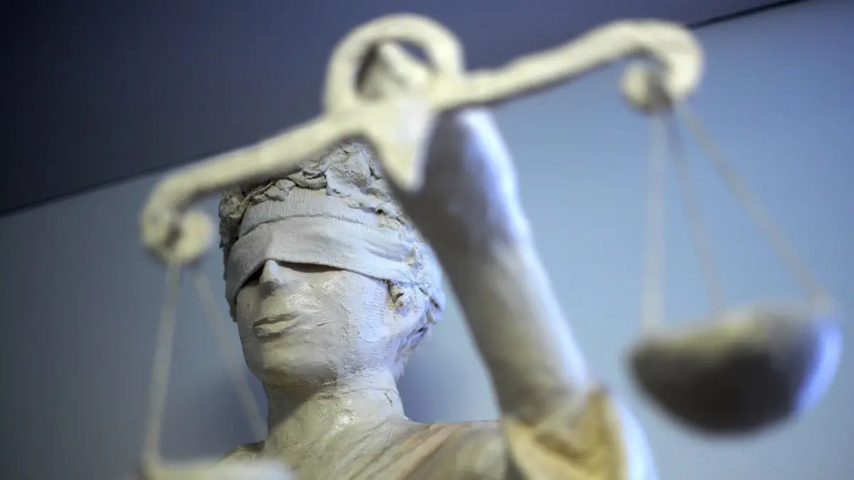 ARCHIV - ILLUSTRATION - Die Statue Justizia ist am 25.01.2011 im Amtsgericht in Hannover zu sehen. Foto: Peter Steffen/dpa (zu dpa Berichterstattung über den 70.Deutschen Juristentag vom 19.09.2014) +++(c) dpa - Bildfunk+++