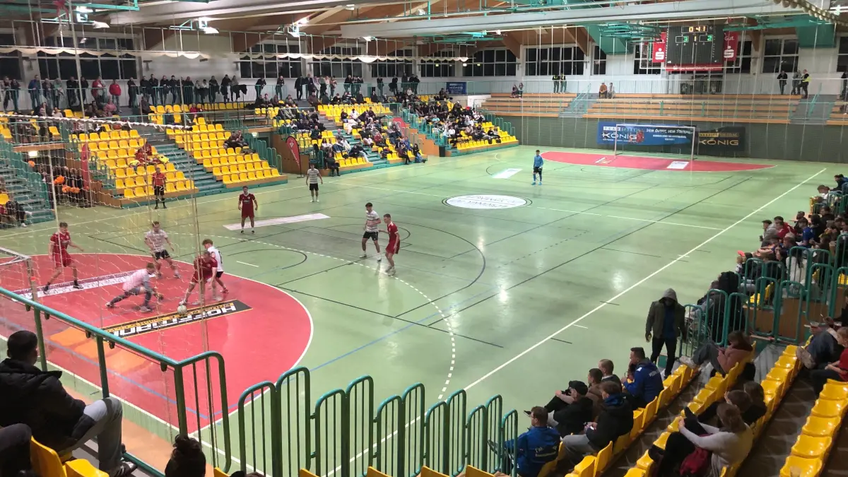 Hallenfußball erfreut sich in Brandenburg steigender Beliebtheit. Bei großen Veranstaltungen wie dem Benefizturnier des 1. FC Frankfurt in der Brandenburg-Halle kommen weit mehr als 1000 Zuschauer.