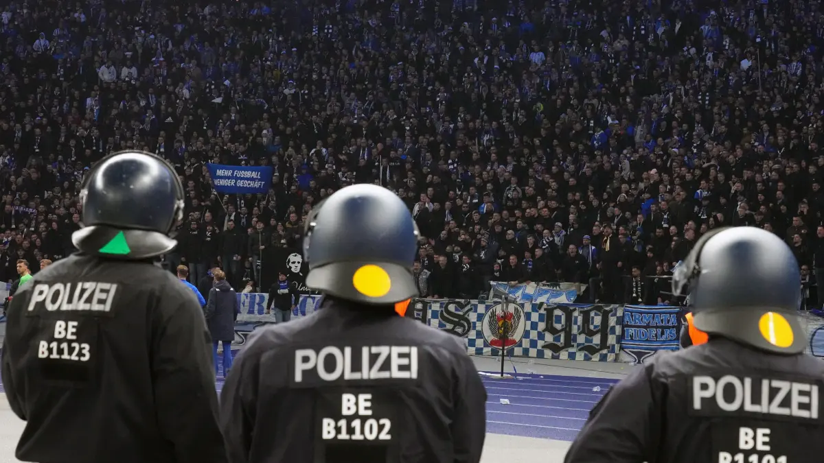 Nicht nur beim Derby zwischen Hertha BSC und dem 1. FC Union - hier im Jahr 2022 - werden Fußballspiele in Berlin von einem großen Polizeiaufgabot abgesichert.