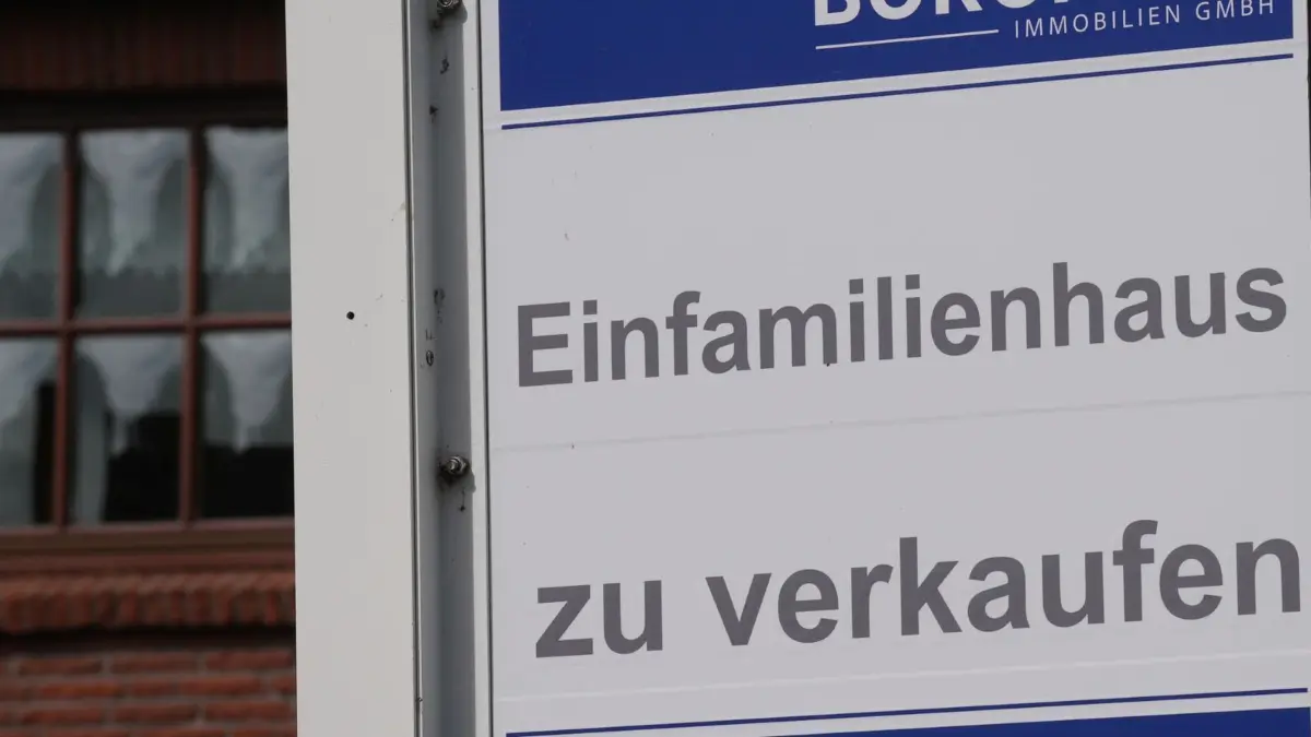 Immobilien: ARCHIV - 23.08.2024, Schleswig-Holstein, Elmshorn: «Einfamilienhaus zu verkaufen» steht auf einem Verkaufsschild vor einem Haus. (zu dpa: «Betrüger bieten fremdes Haus zum Kauf an») Foto: Marcus Brandt/dpa +++ dpa-Bildfunk +++