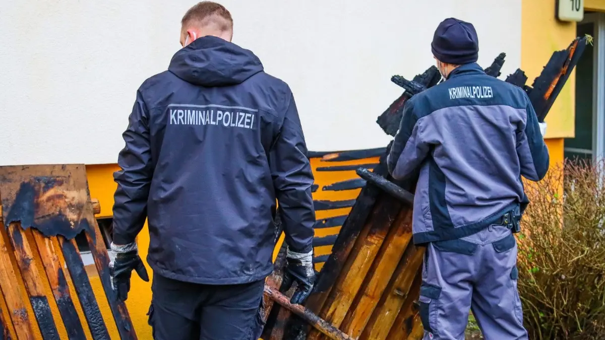 Spurensicherung in Velten: Brandermittler der Kriminalpolizei gehen inzwischen von einer vorsätzlichen Brandstiftung im Keller des Wohnblocks in Velten-Süd aus.